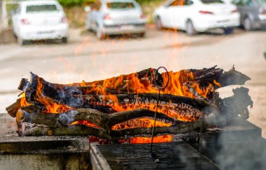 Koyu arka plan üzerinde yanmış odun ve parlak alevler