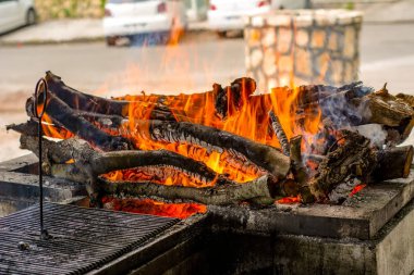 Koyu arka plan üzerinde yanmış odun ve parlak alevler