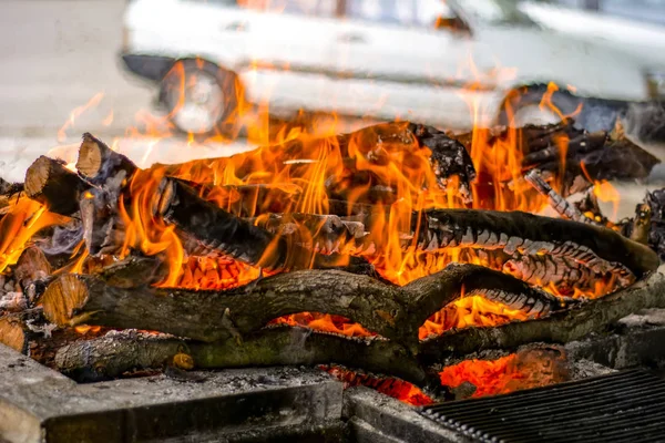 Verkohltes Holz Und Helle Flammen Auf Dunklem Hintergrund — Stockfoto