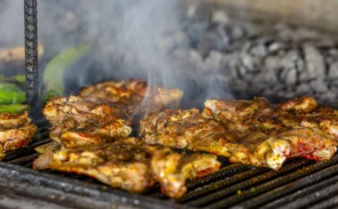 Ateş alevleri ile ızgara lezzetli tavuk eti