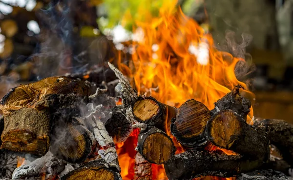 Verkohltes Holz Und Helle Flammen Auf Dunklem Hintergrund — Stockfoto