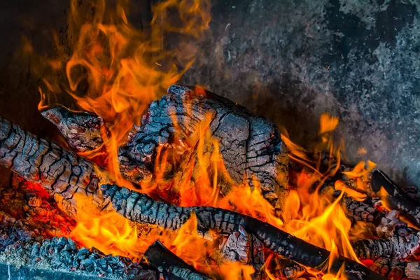 Verkohltes Holz Und Helle Flammen Auf Dunklem Hintergrund — Stockfoto