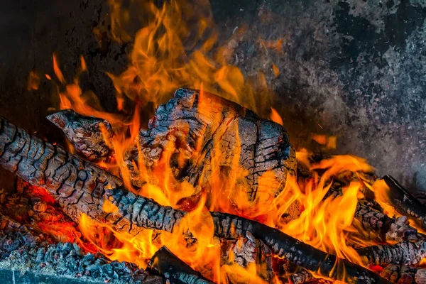 Verkohltes Holz Und Helle Flammen Auf Dunklem Hintergrund — Stockfoto