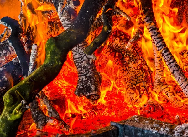 Spálené Dřevo Jasných Plamenů Tmavém Pozadí — Stock fotografie