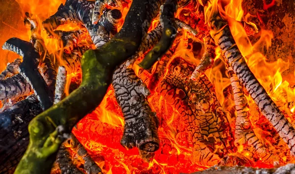 Verkohltes Holz Und Helle Flammen Auf Dunklem Hintergrund — Stockfoto