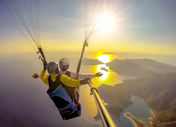 Paragliding Sky Paraglider Tandem Flying Sea Blue Water Mountains Bright — Stock Photo, Image