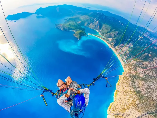 Paralotniarstwo Niebie Paralotnia Tandem Latający Nad Morzem Błękitną Wodą Górami — Zdjęcie stockowe