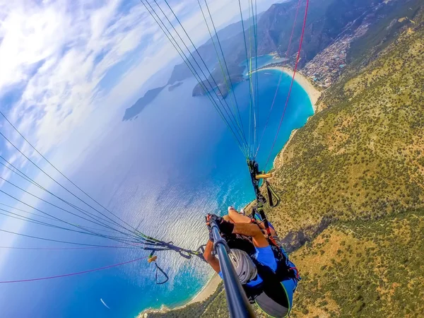 Paralotniarstwo Niebie Paralotnia Tandem Latający Nad Morzem Błękitną Wodą Górami — Zdjęcie stockowe