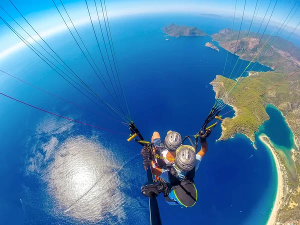 Paragliding Sky Paraglider Tandem Flying Sea Blue Water Mountains Bright — Stock Photo, Image