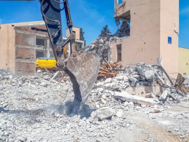 Yıkım inşaat sahasında kazıcı yükleme makinesi