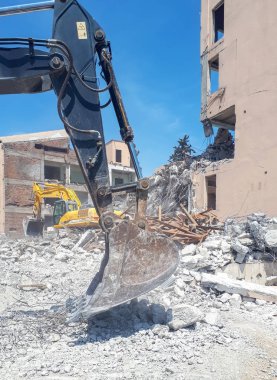 Yıkım inşaat sahasında kazıcı yükleme makinesi