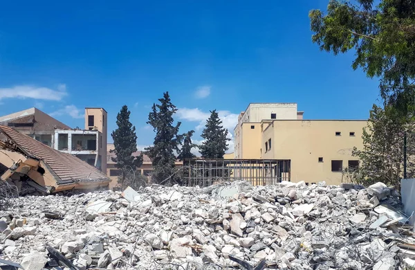 Yıkım ve yıkım alanı - tuğla kalıntıları ve zeminüzerinde yapı malzemesi artıkları