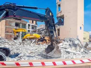 Yıkım inşaat sahasında kazıcı yükleme makinesi