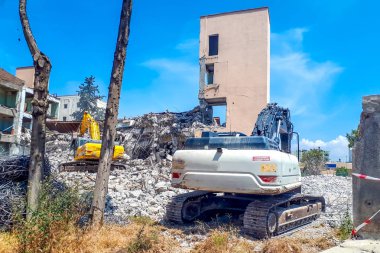 Yıkım inşaat sahasında kazıcı yükleme makinesi