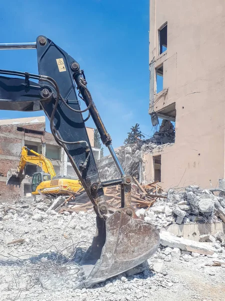 Yıkım inşaat sahasında kazıcı yükleme makinesi