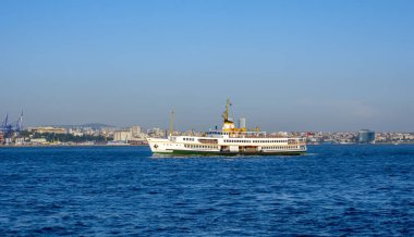 Türkiye'de Müslüman mimarisi ve su taşıma - güzel manzara turistik yerlerinden denizden Boğaz üzerinde yolculuk. Cityscape gün batımında - Istanbul 'un eski Camii ve Türk vapurlar, görüntülemek Haliç '.