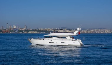 Türkiye'de Müslüman mimarisi ve su taşıma - güzel manzara turistik yerlerinden denizden Boğaz üzerinde yolculuk. Cityscape gün batımında - Istanbul 'un eski Camii ve Türk vapurlar, görüntülemek Haliç '.