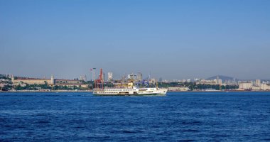 Türkiye'de Müslüman mimarisi ve su taşıma - güzel manzara turistik yerlerinden denizden Boğaz üzerinde yolculuk. Cityscape gün batımında - Istanbul 'un eski Camii ve Türk vapurlar, görüntülemek Haliç '.