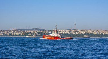 İstanbul, Türkiye 13 Haziran 2019: Türkiye'de Müslüman mimarisi ve su taşımacılığı - İstanbul Boğazı'nda deniz yolculuğundan gelen turistik manzaralar. Gün batımında İstanbul Şehir Manzarası - eski cami ve türk vapurları, Haliç manzarası.