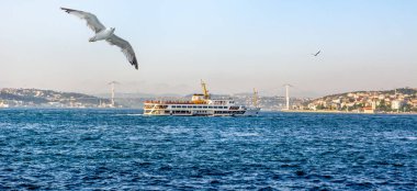 Türkiye'de Müslüman mimarisi ve su taşıma - güzel manzara turistik yerlerinden denizden Boğaz üzerinde yolculuk. Cityscape gün batımında - Istanbul 'un eski Camii ve Türk vapurlar, görüntülemek Haliç '.