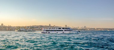 Türkiye'de Müslüman mimarisi ve su taşıma - güzel manzara turistik yerlerinden denizden Boğaz üzerinde yolculuk. Cityscape gün batımında - Istanbul 'un eski Camii ve Türk vapurlar, görüntülemek Haliç '.