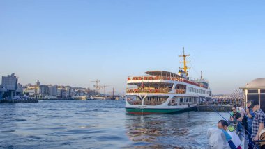 İstanbul, Türkiye 13 Haziran 2019: Türkiye'de Müslüman mimarisi ve su taşımacılığı - İstanbul Boğazı'nda deniz yolculuğundan gelen turistik manzaralar. Gün batımında İstanbul Şehir Manzarası - eski cami ve türk vapurları, Haliç manzarası.