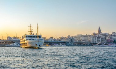 İstanbul, Türkiye 13 Haziran 2019: Türkiye'de Müslüman mimarisi ve su taşımacılığı - İstanbul Boğazı'nda deniz yolculuğundan gelen turistik manzaralar. Gün batımında İstanbul Şehir Manzarası - eski cami ve türk vapurları, Haliç manzarası.