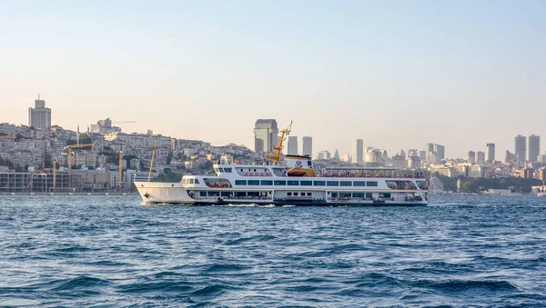 Türkiye'de Müslüman mimarisi ve su taşıma - güzel manzara turistik yerlerinden denizden Boğaz üzerinde yolculuk. Cityscape gün batımında - Istanbul 'un eski Camii ve Türk vapurlar, görüntülemek Haliç '.