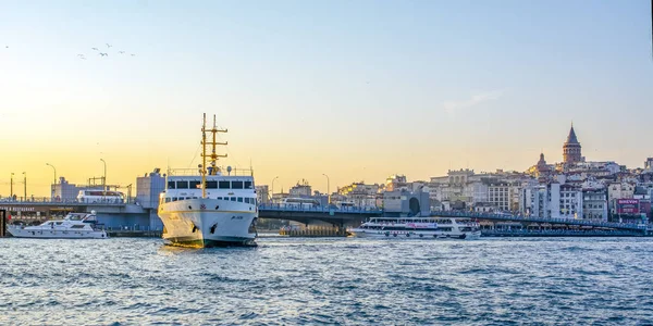 İstanbul, Türkiye 13 Haziran 2019: Türkiye'de Müslüman mimarisi ve su taşımacılığı - İstanbul Boğazı'nda deniz yolculuğundan gelen turistik manzaralar. Gün batımında İstanbul Şehir Manzarası - eski cami ve türk vapurları, Haliç manzarası.