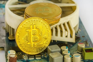 Bitcoins ve yeni sanal para kavramı. Altın bitcoins Mum grafiği grafik ve dijital arka plan sopa. Altın sikke simge mektup B.Mining veya blockchain teknolojisi ile