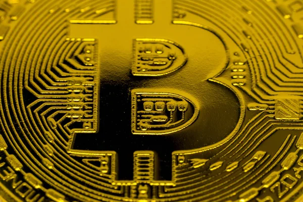 Bitcoins ve yeni sanal para kavramı. Altın bitcoins Mum grafiği grafik ve dijital arka plan sopa. Altın sikke simge mektup B.Mining veya blockchain teknolojisi ile