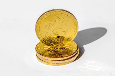 Bitcoins ve yeni sanal para kavramı. Altın bitcoins Mum grafiği grafik ve dijital arka plan sopa. Altın sikke simge mektup B.Mining veya blockchain teknolojisi ile