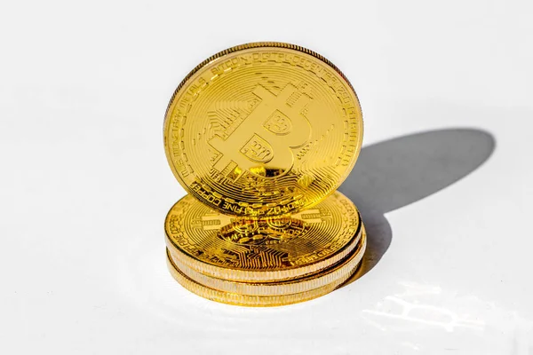 Bitcoins ve yeni sanal para kavramı. Altın bitcoins Mum grafiği grafik ve dijital arka plan sopa. Altın sikke simge mektup B.Mining veya blockchain teknolojisi ile