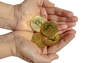 Bitcoins ve yeni sanal para kavramı. Altın bitcoins Mum grafiği grafik ve dijital arka plan sopa. Altın sikke simge mektup B.Mining veya blockchain teknolojisi ile