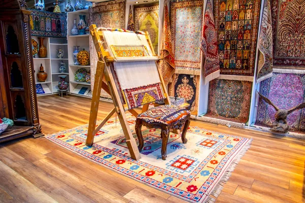 İstanbul'dan rengarenk yünile geleneksel Türk halısı.