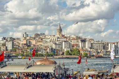 İstanbul/Türkiye- 18 Ağustos 2019 Eminönü'nde Güneşli gün mimarisi ve Galata köprüsü, İstanbul, Türkiye, 18 Ağustos 2019