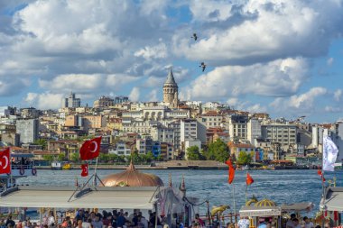 İstanbul/Türkiye- 18 Ağustos 2019 Eminönü'nde Güneşli gün mimarisi ve Galata köprüsü, İstanbul, Türkiye, 18 Ağustos 2019