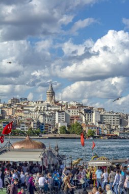 İstanbul/Türkiye- 18 Ağustos 2019 Eminönü'nde Güneşli gün mimarisi ve Galata köprüsü, İstanbul, Türkiye, 18 Ağustos 2019