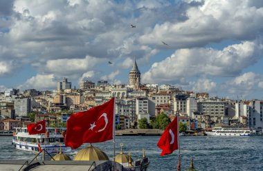 İstanbul/Türkiye- 18 Ağustos 2019 Eminönü'nde Güneşli gün mimarisi ve Galata köprüsü, İstanbul, Türkiye, 18 Ağustos 2019