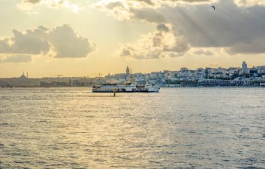 İstanbul/Türkiye- 18 Ağustos 2019 Eminönü'nde Güneşli gün mimarisi ve Galata köprüsü, İstanbul, Türkiye, 18 Ağustos 2019