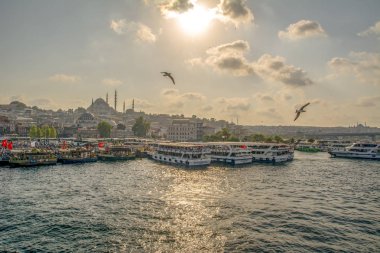 İstanbul/Türkiye- 18 Ağustos 2019 Eminönü'nde Güneşli gün mimarisi ve Galata köprüsü, İstanbul, Türkiye, 18 Ağustos 2019