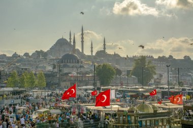 İstanbul/Türkiye- 18 Ağustos 2019 Eminönü'nde Güneşli gün mimarisi ve Galata köprüsü, İstanbul, Türkiye, 18 Ağustos 2019