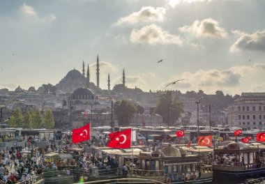 İstanbul/Türkiye- 18 Ağustos 2019 Eminönü'nde Güneşli gün mimarisi ve Galata köprüsü, İstanbul, Türkiye, 18 Ağustos 2019