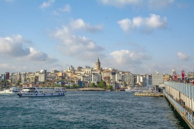 İstanbul/Türkiye- 18 Ağustos 2019 Eminönü'nde Güneşli gün mimarisi ve Galata köprüsü, İstanbul, Türkiye, 18 Ağustos 2019