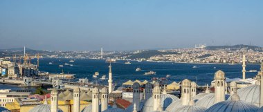 İstanbul/Türkiye- 18 Ağustos 2019 Eminönü'nde Güneşli gün mimarisi ve Galata köprüsü, İstanbul, Türkiye, 18 Ağustos 2019
