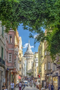İstanbul, Türkiye Agust 29, 2019: Galata Kulesi ve İstanbul Eski Şehir Caddesi, Türkiye