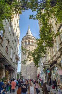 İstanbul, Türkiye Agust 29, 2019: Galata Kulesi ve İstanbul Eski Şehir Caddesi, Türkiye