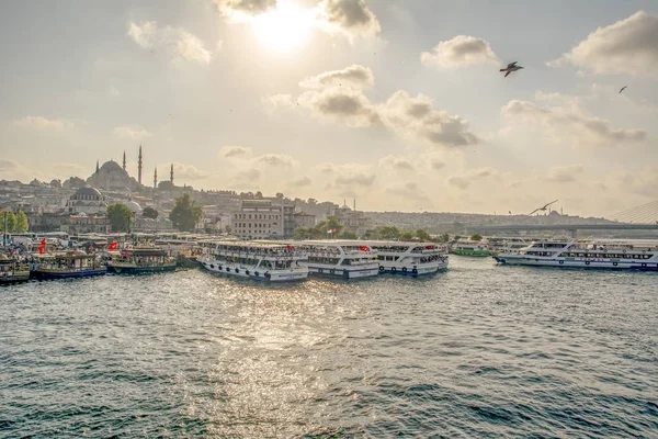 İstanbul/Türkiye- 18 Ağustos 2019 Eminönü'nde Güneşli gün mimarisi ve Galata köprüsü, İstanbul, Türkiye, 18 Ağustos 2019