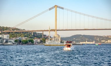 İstanbul, Türkiye - 19 Ağustos 2019 : Ortaköy Camii ve Boğaziçi Köprüsü, Ortaköy Camii'nin İçi ve Boğaziçi Köprüsü, İstanbul, Türkiye