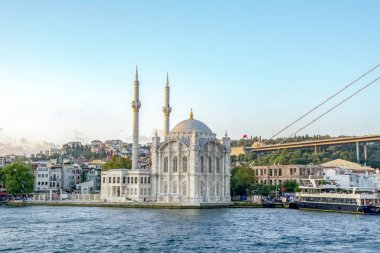 İstanbul, Türkiye - 19 Ağustos 2019 : Ortaköy Camii ve Boğaziçi Köprüsü, Ortaköy Camii'nin İçi ve Boğaziçi Köprüsü, İstanbul, Türkiye